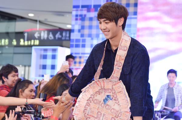 กรี๊ดลั่น!ไวท์ โชว์บล๊อกกิ้งเดินแบบ มีตกใจด้วยนะแมนมากได้พวงมาลัยเงินเพียบ ที่ CW