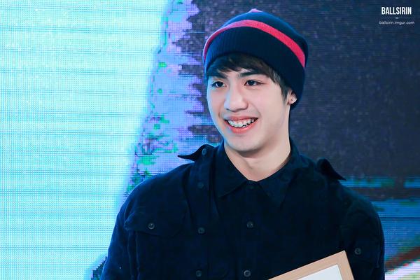 กรี๊ดลั่น!ไวท์ โชว์บล๊อกกิ้งเดินแบบ มีตกใจด้วยนะแมนมากได้พวงมาลัยเงินเพียบ ที่ CW