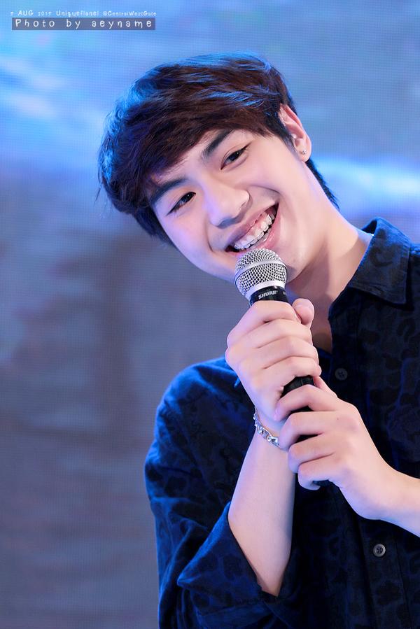กรี๊ดลั่น!ไวท์ โชว์บล๊อกกิ้งเดินแบบ มีตกใจด้วยนะแมนมากได้พวงมาลัยเงินเพียบ ที่ CW