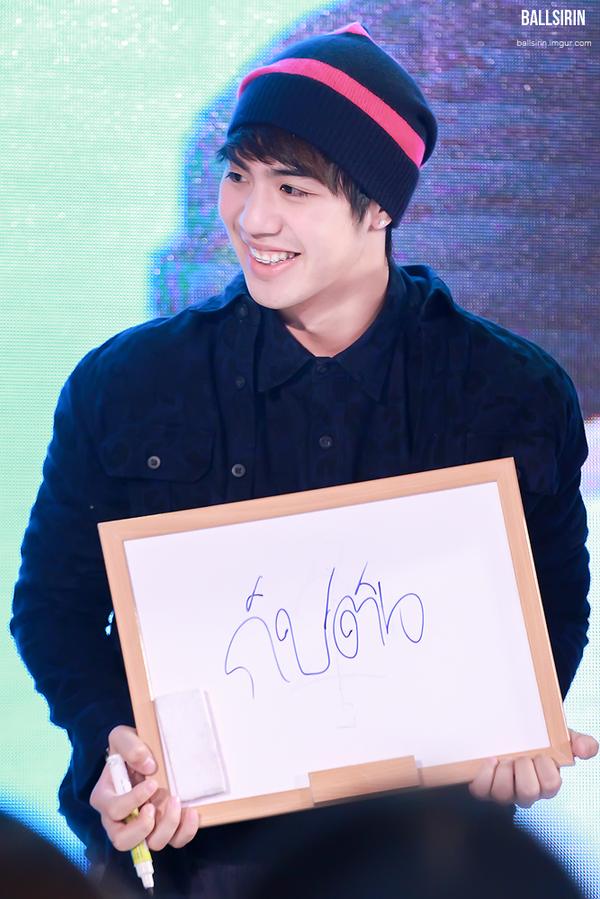 กรี๊ดลั่น!ไวท์ โชว์บล๊อกกิ้งเดินแบบ มีตกใจด้วยนะแมนมากได้พวงมาลัยเงินเพียบ ที่ CW