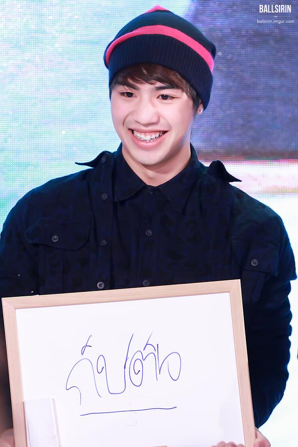 กรี๊ดลั่น!ไวท์ โชว์บล๊อกกิ้งเดินแบบ มีตกใจด้วยนะแมนมากได้พวงมาลัยเงินเพียบ ที่ CW