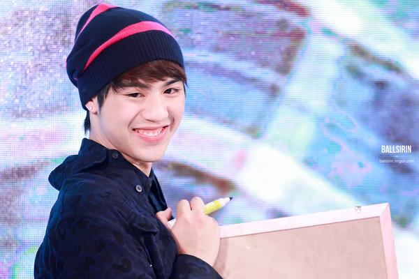 กรี๊ดลั่น!ไวท์ โชว์บล๊อกกิ้งเดินแบบ มีตกใจด้วยนะแมนมากได้พวงมาลัยเงินเพียบ ที่ CW