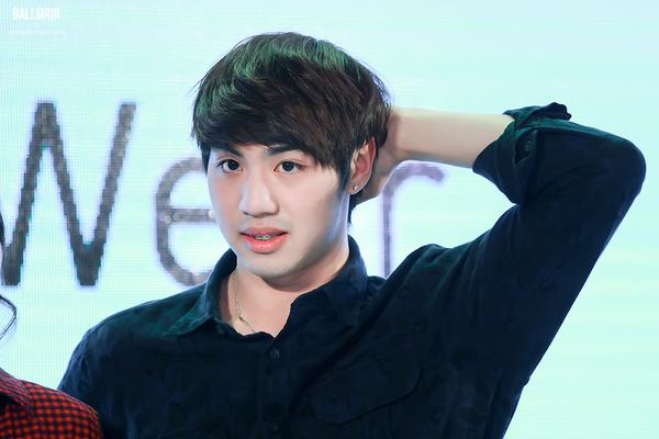 กรี๊ดลั่น!ไวท์ โชว์บล๊อกกิ้งเดินแบบ มีตกใจด้วยนะแมนมากได้พวงมาลัยเงินเพียบ ที่ CW