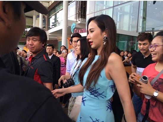 พิสูจน์ชัด "อั้ม พัชราภา" ปรากฏตัวที่ไหน ห้างแตกที่นั่น! แฟนคลับแห่กรี๊ด บอดี้การ์ดคุมเข้ม สมตำเเหน่งซุปตาร์ขวัญใจมหาชน!!