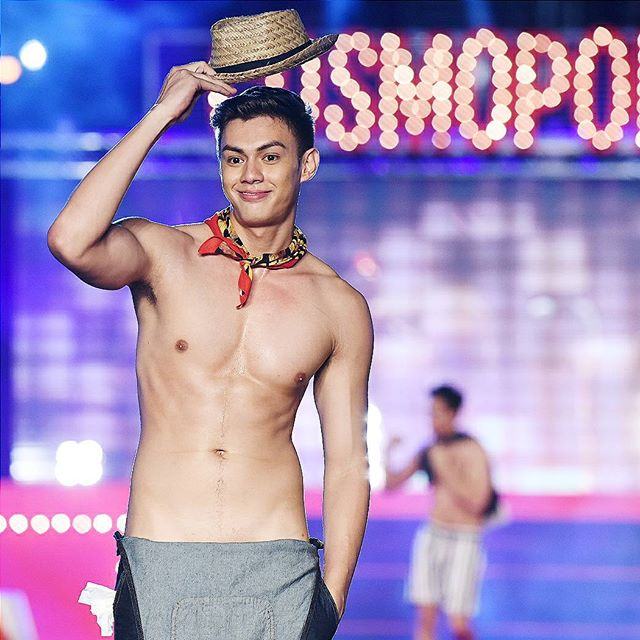 หนุ่มปินส์หุ่นแซ่บๆ @Cosmo Carnival