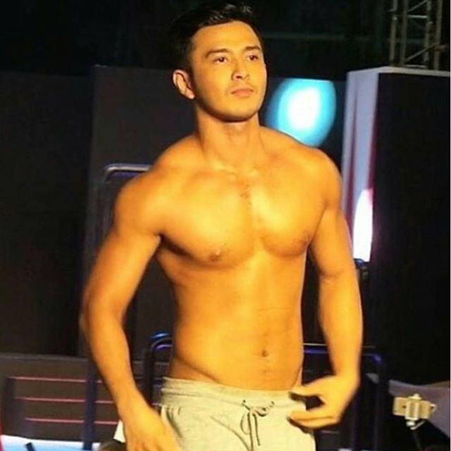 หนุ่มปินส์หุ่นแซ่บๆ @Cosmo Carnival