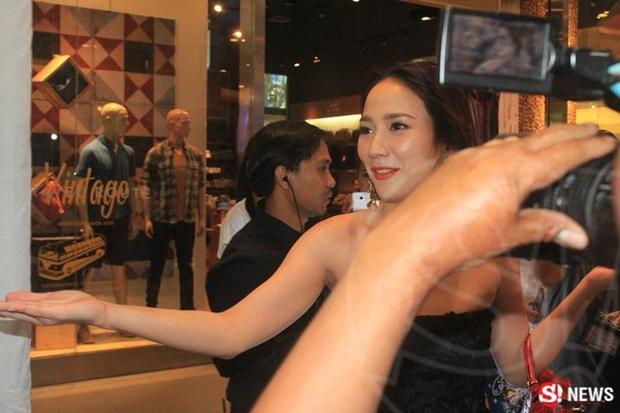 ช็อตเด็ด!! อั้ม ไม่ห่วงสวย แหวกสื่อมาพบ แอมป์