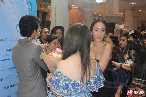 ช็อตเด็ด!! อั้ม ไม่ห่วงสวย แหวกสื่อมาพบ แอมป์