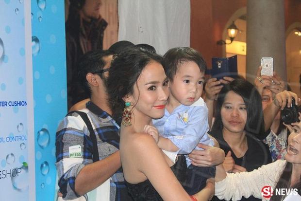 ช็อตเด็ด!! อั้ม ไม่ห่วงสวย แหวกสื่อมาพบ แอมป์
