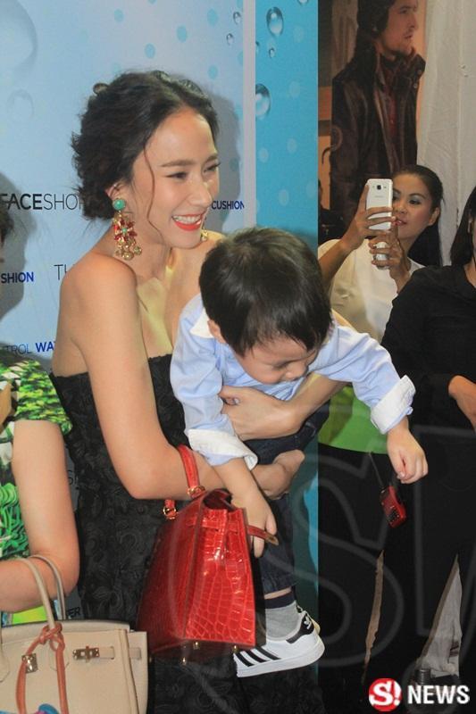 ช็อตเด็ด!! อั้ม ไม่ห่วงสวย แหวกสื่อมาพบ แอมป์
