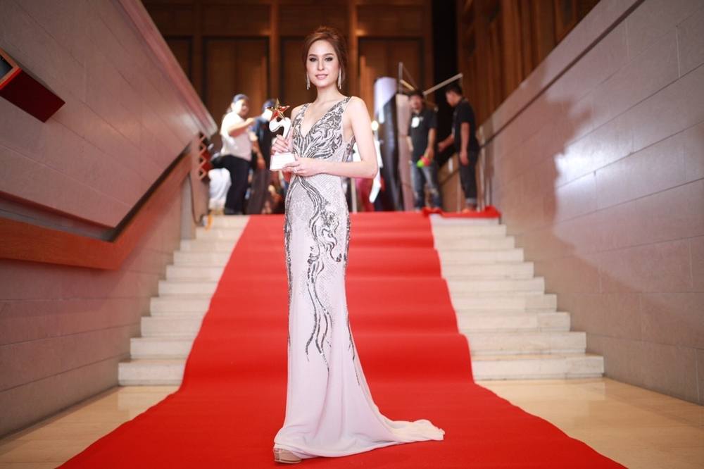 ขวัญ อุษามณี สวย เลอค่า เจิดจรัส @งานประกาศผลรางวัล Maya Awards 2015
