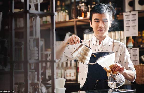 เผยโฉมบรรดาหนุ่มๆ บาริสต้า สุดหล่อ ตัวหอมกรุ่นกลิ่นกาแฟ
