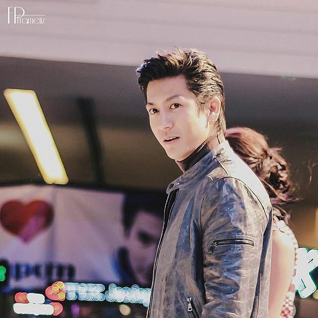หลบหน่อยพระเอกมา! ติ๊ก เจษฏาภรณ์ ไปเดินแบบที่ สยามพารากอน หล่อมากกก