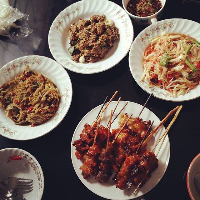 เริ่ดมั้ย?! ชุด"นางนาธานพระโขนง"กินส้มตำ(จากIGของนางเอง) 555+