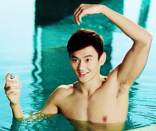 นักว่ายน้ำสุดฮอตของจีน Ning Ze Tao