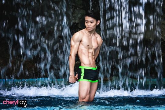 หนุ่มนักกล้าม สิงคโปร์