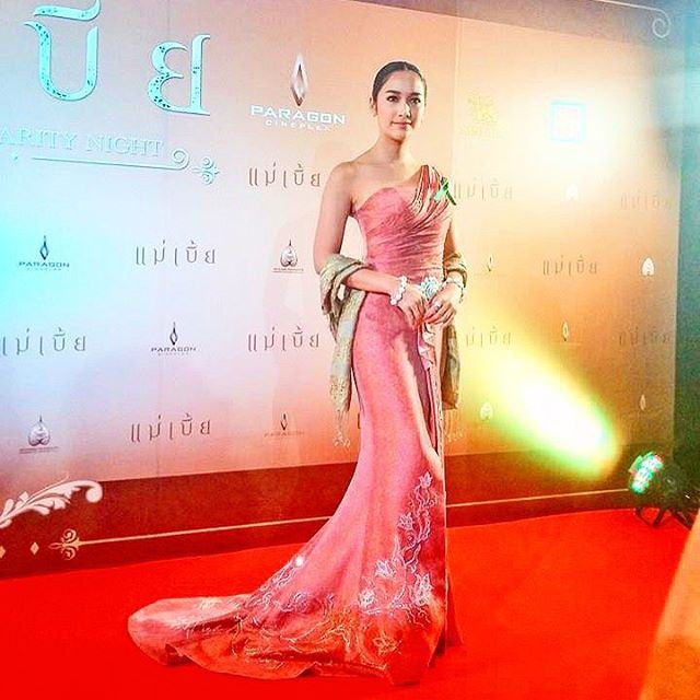 แม็กกี้ อาภา ในชุดไทยประยุคก์สวยงามมาก ในงานแม่เบี้ย Royal Gala Charity Night red carpet