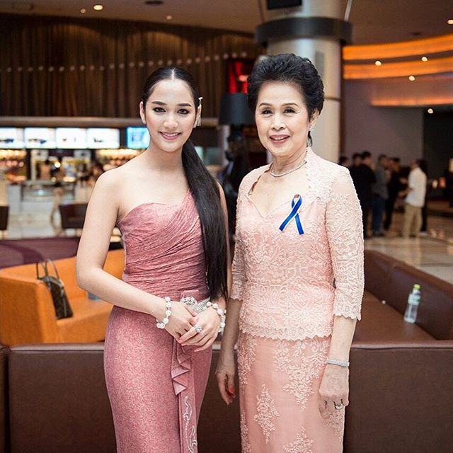 แม็กกี้ อาภา ในชุดไทยประยุคก์สวยงามมาก ในงานแม่เบี้ย Royal Gala Charity Night red carpet