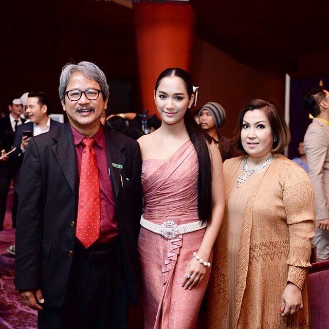 แม็กกี้ อาภา ในชุดไทยประยุคก์สวยงามมาก ในงานแม่เบี้ย Royal Gala Charity Night red carpet
