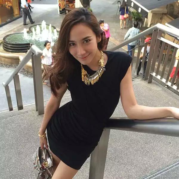 สวยน้ำใจงาม! อั้ม พัชราภา เตรียมเสื้อผ้าไปขายที่ Abfabmarket เสาร์นี้ รายได้50%ช่วยเหลือน้องหมาน้องแมว