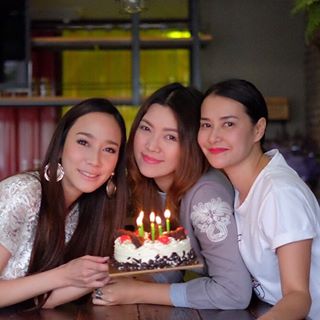 สวยน้ำใจงาม! อั้ม พัชราภา เตรียมเสื้อผ้าไปขายที่ Abfabmarket เสาร์นี้ รายได้50%ช่วยเหลือน้องหมาน้องแมว