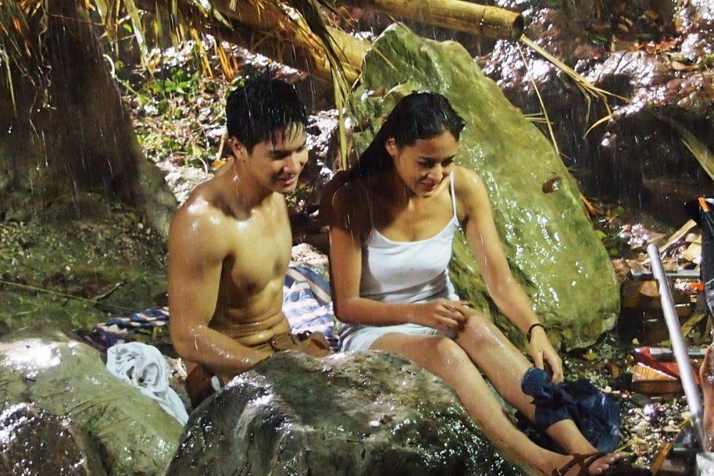 "ไมค์-ปุ๊กลุก" เลิฟซีนกลางสายฝนบนเกาะ ใน"รอยรักแรงแค้น"