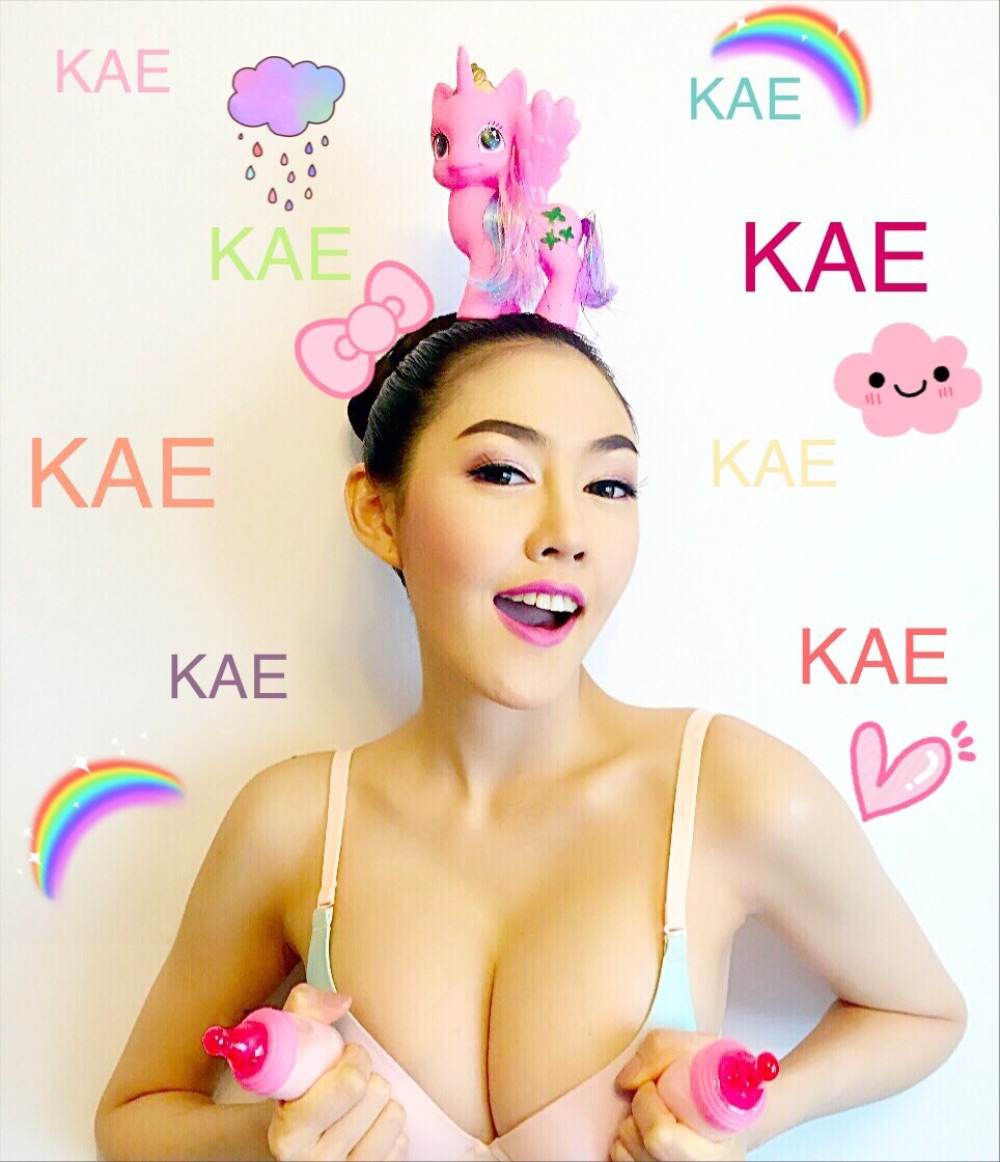แบ่งกันดู !!! เซ็กซี่ฟรุ้งฟริ้ง ลุคใหม่ เก๋ เลเดอเรอร์