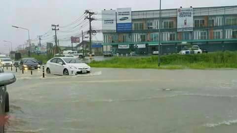 ประมวลภาพน้ำท่วมพัทยา หลังพายุหวามก๋อ พัดถล่ม