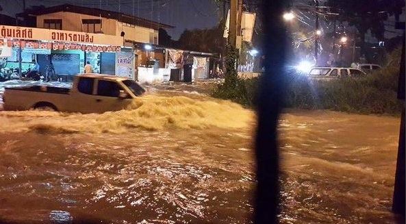 ประมวลภาพน้ำท่วมพัทยา หลังพายุหวามก๋อ พัดถล่ม
