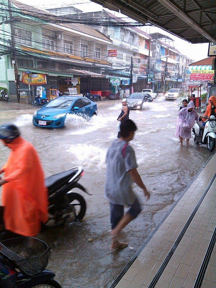 ประมวลภาพน้ำท่วมพัทยา หลังพายุหวามก๋อ พัดถล่ม