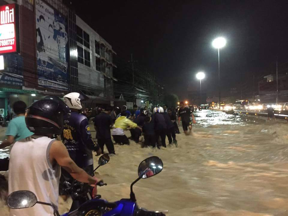 ประมวลภาพน้ำท่วมพัทยา หลังพายุหวามก๋อ พัดถล่ม