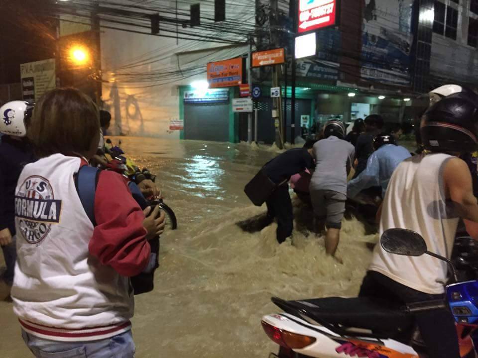 ประมวลภาพน้ำท่วมพัทยา หลังพายุหวามก๋อ พัดถล่ม