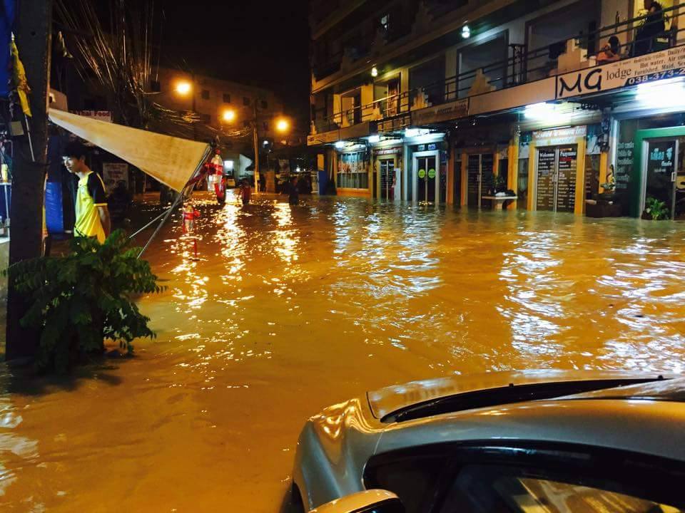 ประมวลภาพน้ำท่วมพัทยา หลังพายุหวามก๋อ พัดถล่ม