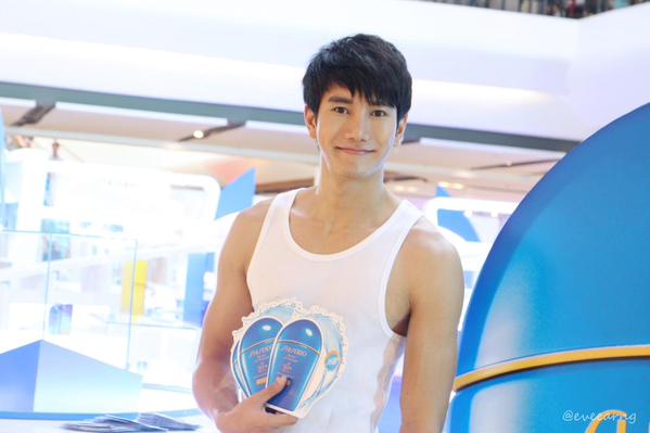พระเอกหนุ่มหล่อใสน่ากัดคนนี้ชื่อ ภัค นรภัทร ทุกคนห้ามรักนะ..รู้ยัง!!