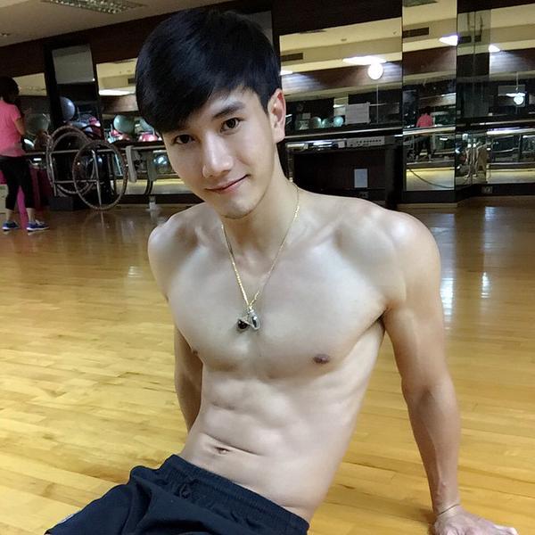 พระเอกหนุ่มหล่อใสน่ากัดคนนี้ชื่อ ภัค นรภัทร ทุกคนห้ามรักนะ..รู้ยัง!!