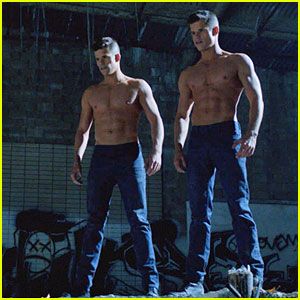 แฝดสุดหล่อ Max and Charlie Carver