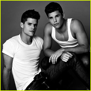 แฝดสุดหล่อ Max and Charlie Carver