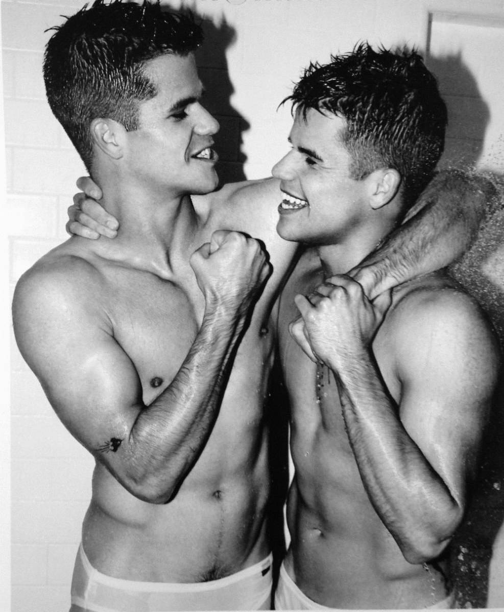 แฝดสุดหล่อ Max and Charlie Carver