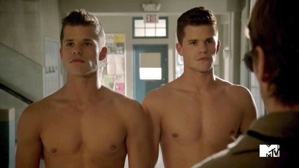 แฝดสุดหล่อ Max and Charlie Carver