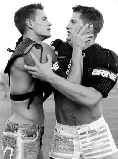 แฝดสุดหล่อ Kyle and Lane Carlson