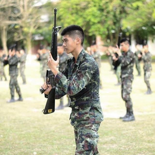 ฟรีช หนุ่มนักเรียนนายร้อย น่าละอ่อน IG@FREEZE_CHNEW