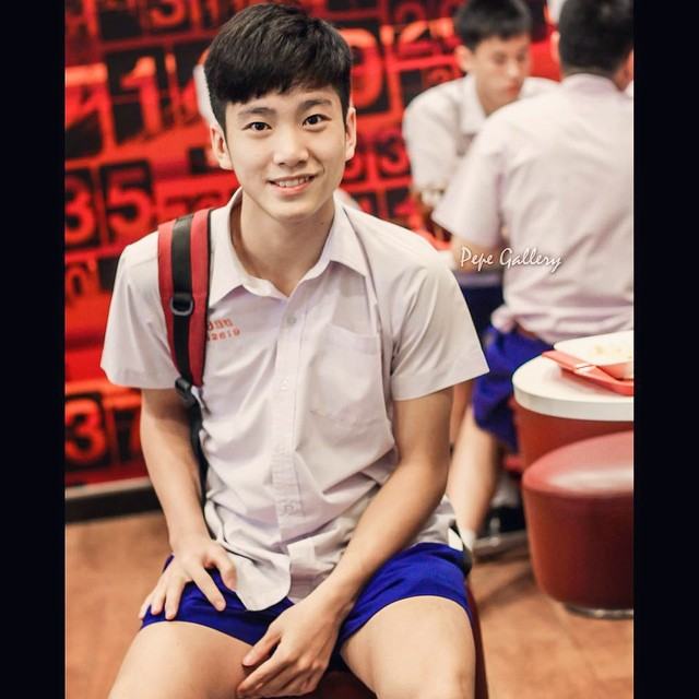 หนุ่มน้อยหน้าใส ชุดนักเรียนน่ารัก