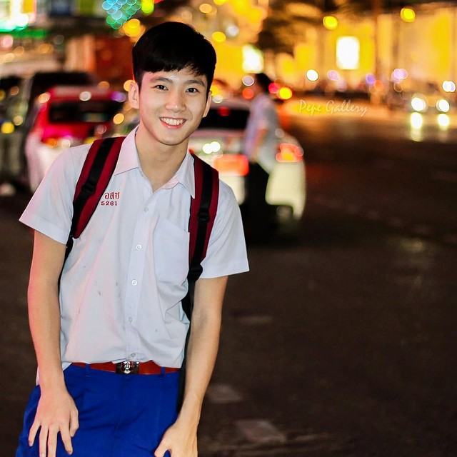 หนุ่มน้อยหน้าใส ชุดนักเรียนน่ารัก