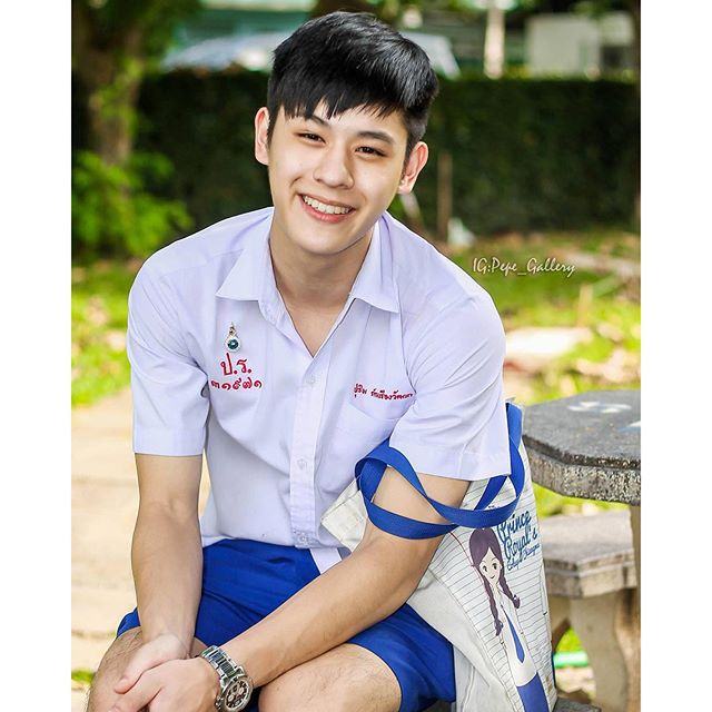 หนุ่มน้อยหน้าใส ชุดนักเรียนน่ารัก