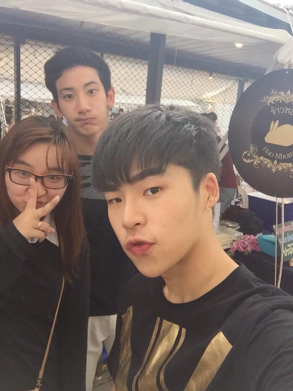 พ่อค้าตี๋หล่อบอกต่อ ขายหนมอร่อยมาก!!