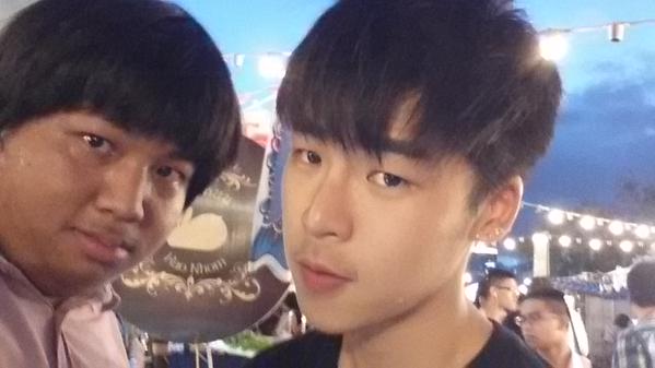 พ่อค้าตี๋หล่อบอกต่อ ขายหนมอร่อยมาก!!