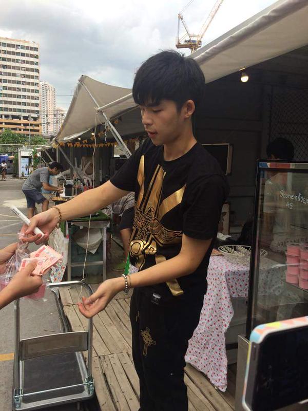 พ่อค้าตี๋หล่อบอกต่อ ขายหนมอร่อยมาก!!