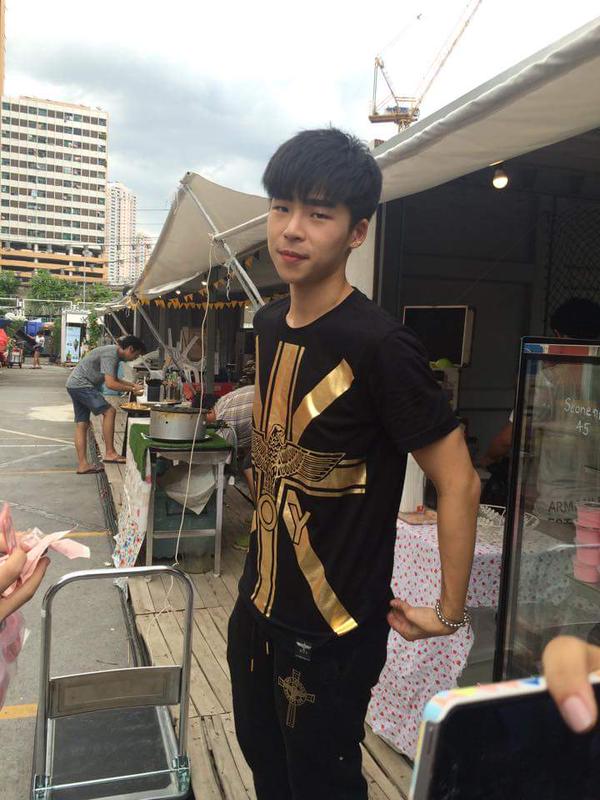 พ่อค้าตี๋หล่อบอกต่อ ขายหนมอร่อยมาก!!