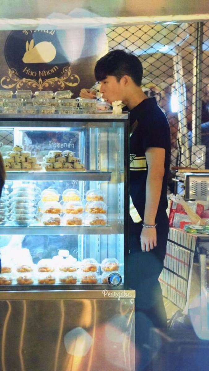 พ่อค้าตี๋หล่อบอกต่อ ขายหนมอร่อยมาก!!