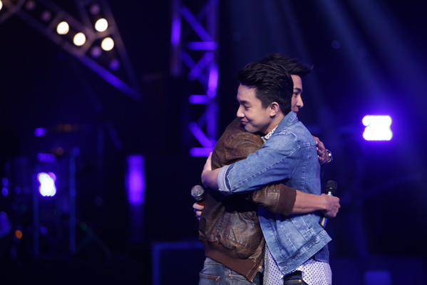 อึ้ง!! กัน ริท เจอกันต้องกอดกันขนาดนี้เลยหรือ (ลองดูภาพแล้วคิดเอาเองนะ เหมือนจะกำลังพัฒนาไปอีก)